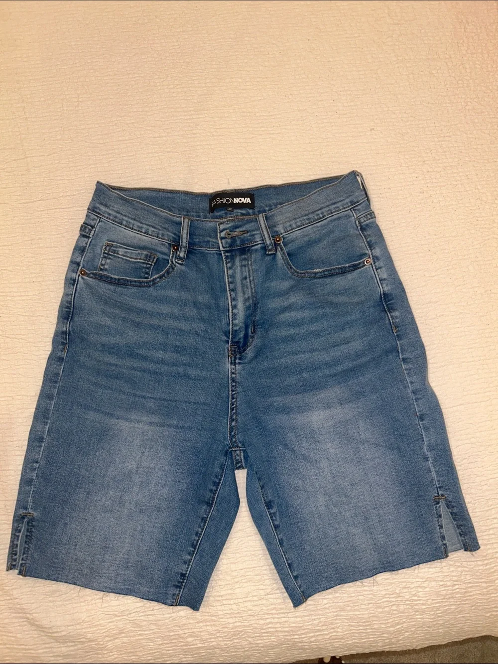 Everything's Good Super Stretch Denim Bermudas - Medium Blue Wash